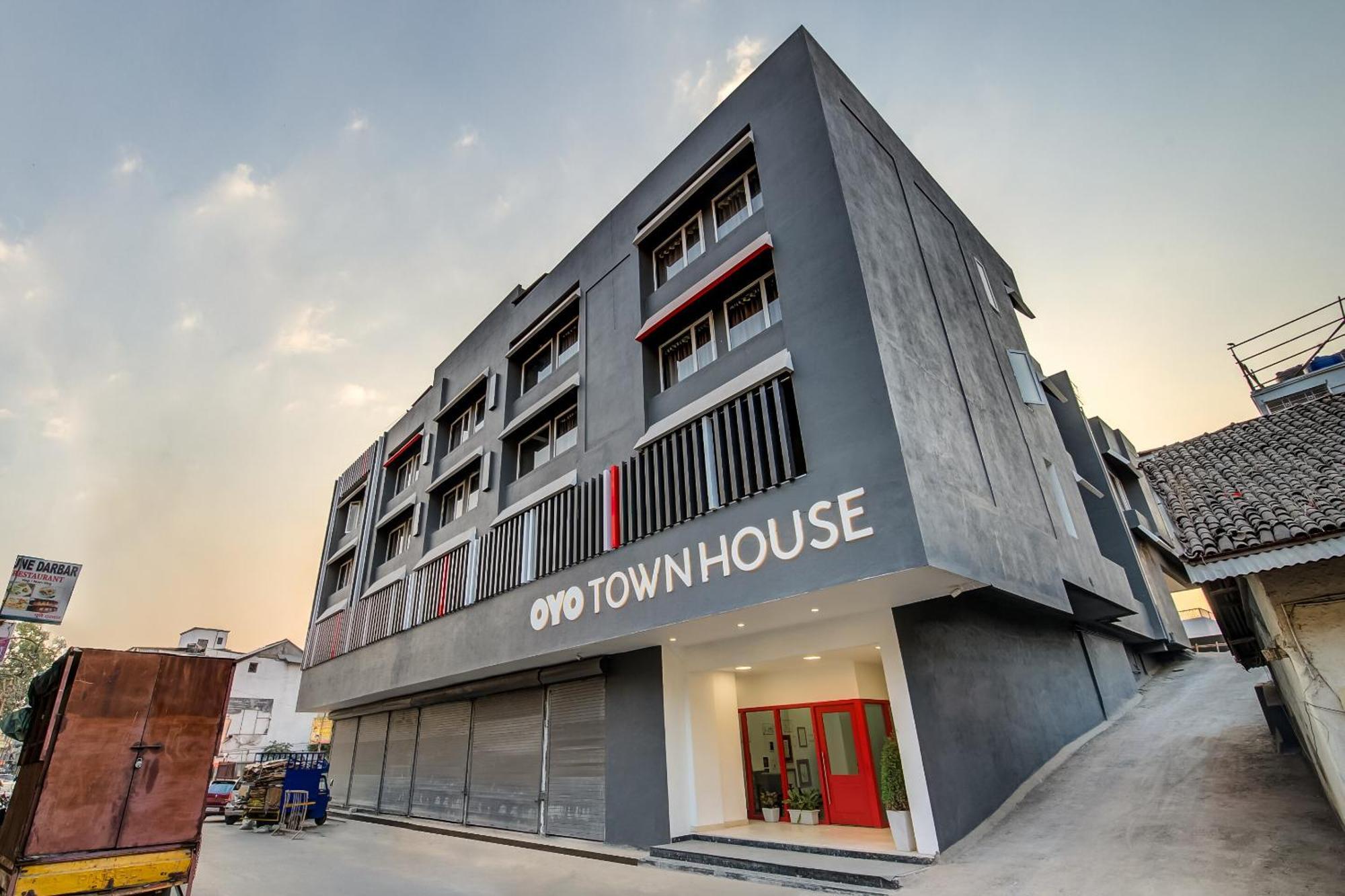 Super Townhouse Mg Road Пуна Экстерьер фото