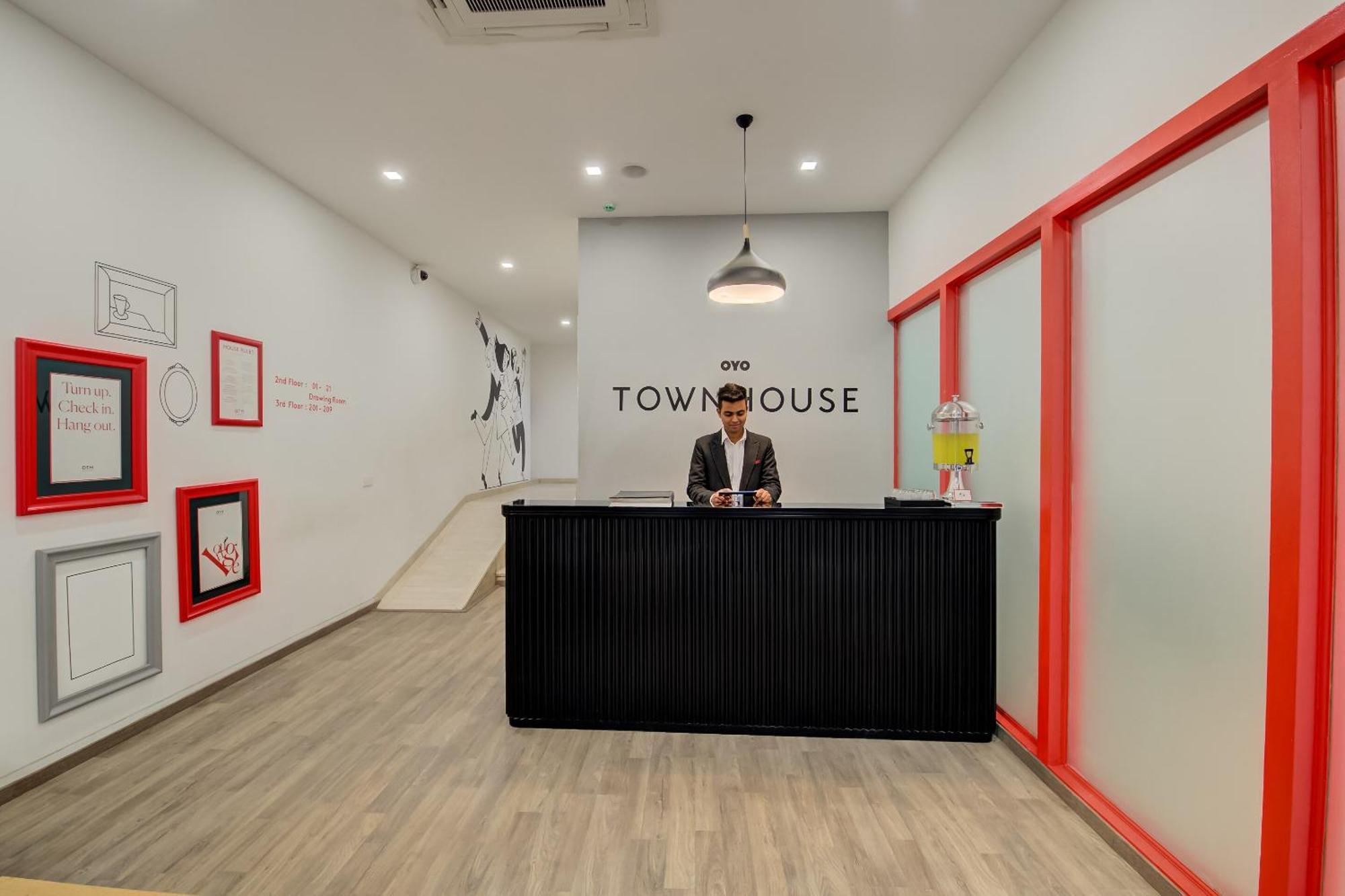 Super Townhouse Mg Road Пуна Экстерьер фото