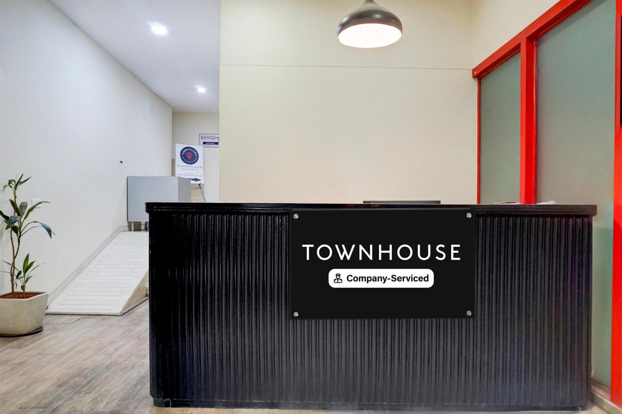 Super Townhouse Mg Road Пуна Экстерьер фото