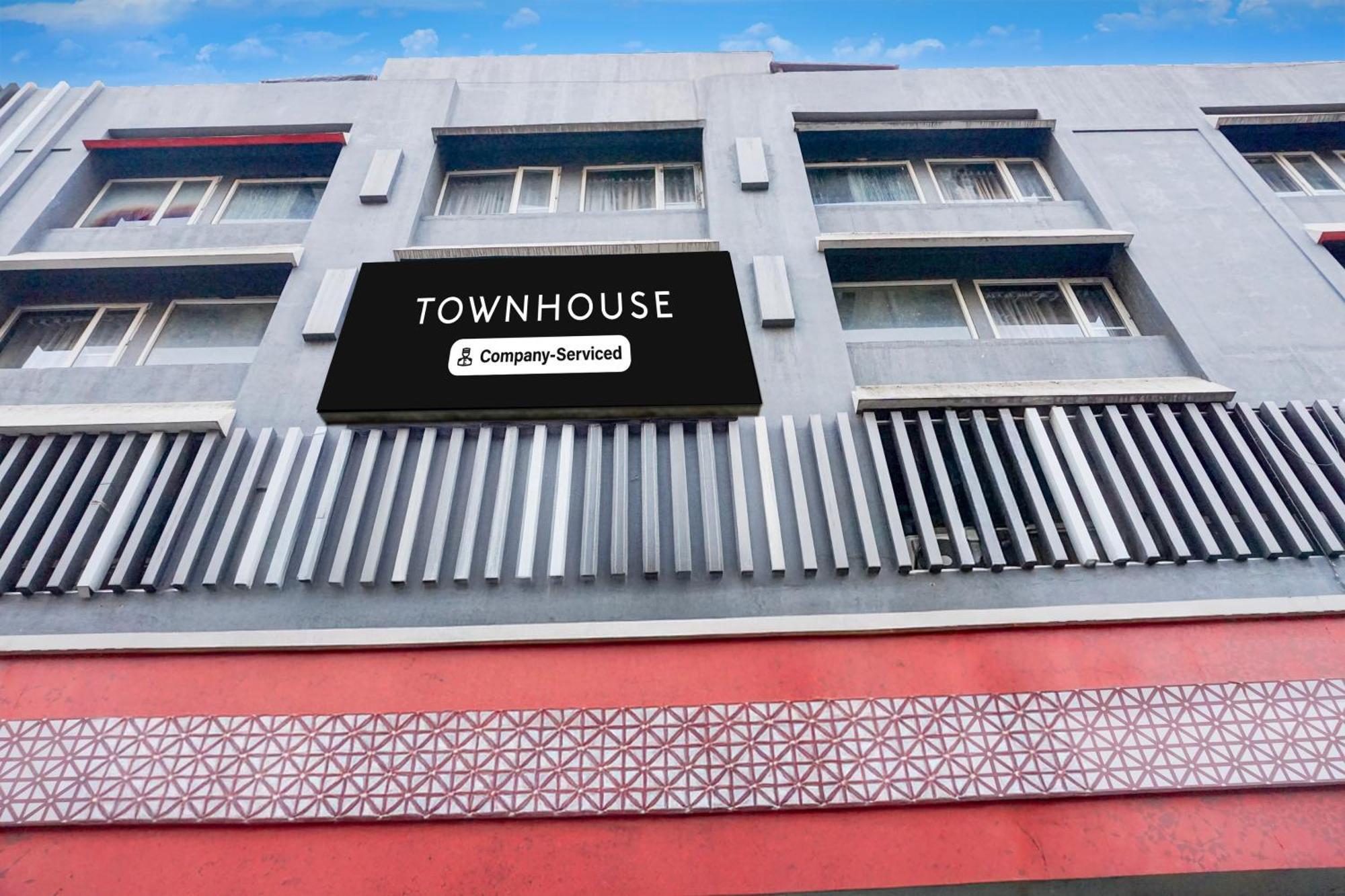 Super Townhouse Mg Road Пуна Экстерьер фото