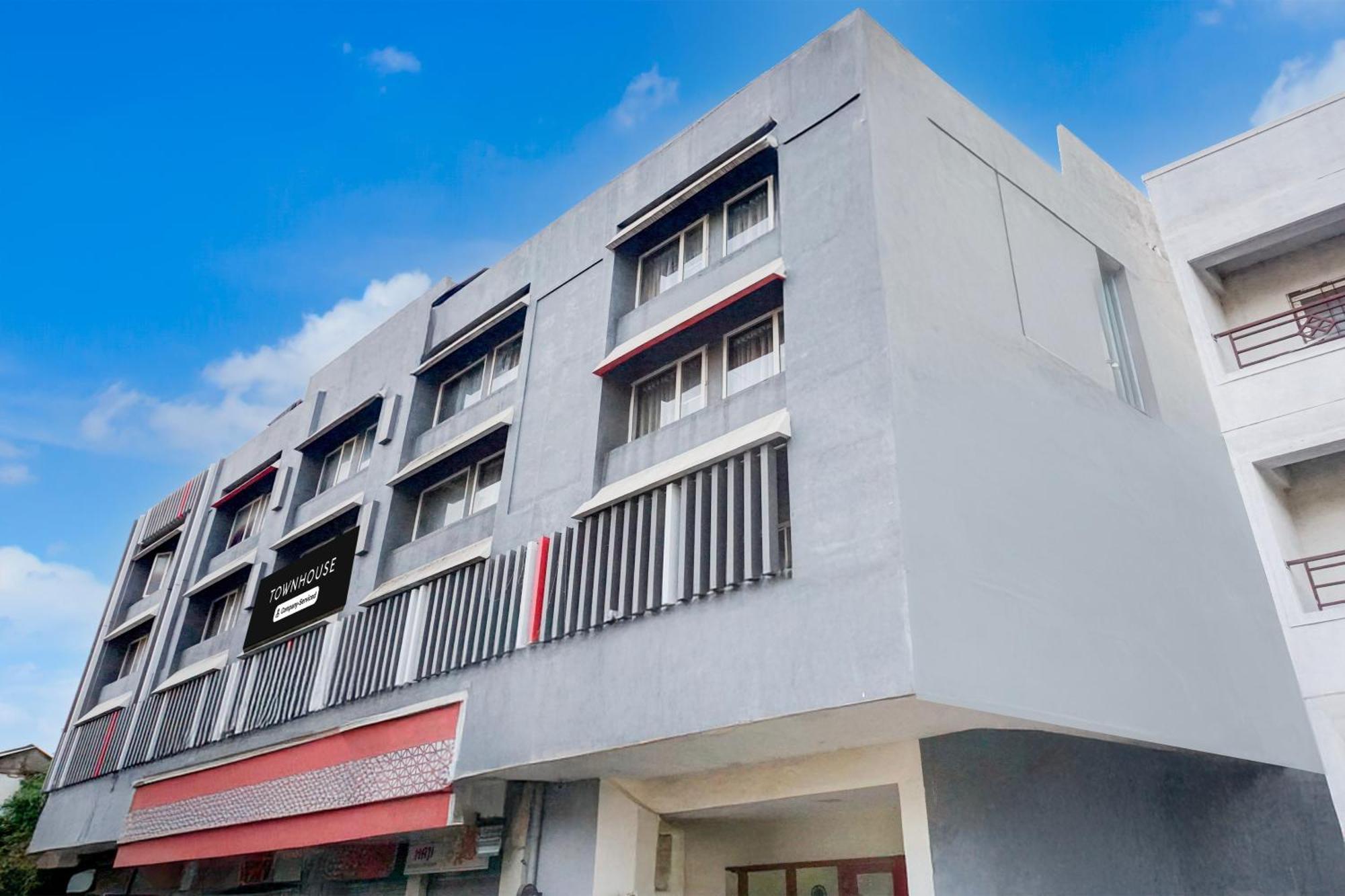 Super Townhouse Mg Road Пуна Экстерьер фото
